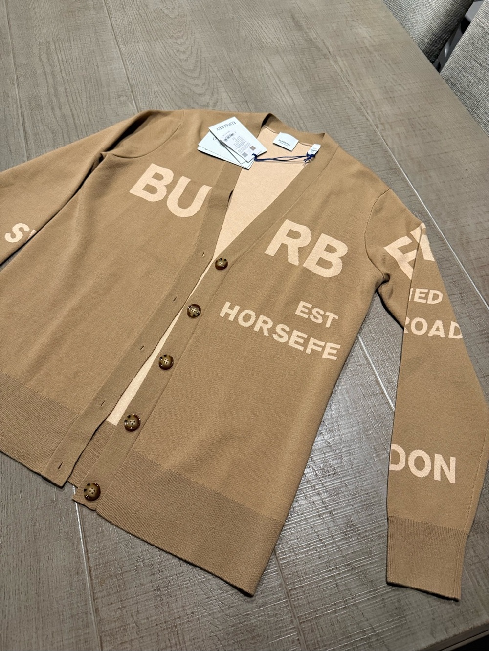 Brand new Authentic Burberry Women Wool Tan Oversized Cardigan size XS